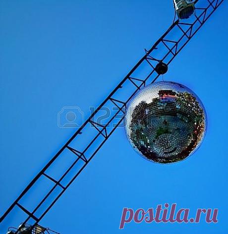 зеркальный шар Фотография, картинки, изображения и сток-фотография без роялти. Image 25264333.