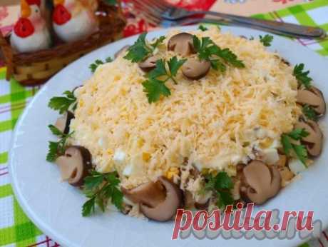 Салат "Марго" - 7 пошаговых фото в рецепте Очень вкусный и простой салат "Марго" с абсолютно доступными ингредиентами. Такое блюдо отлично подойдёт как для повседневного завтрака или ужина, так и для праздничного стола. Сегодня я готовила этот салат на день рождения своей дочери. Ингредиенты
