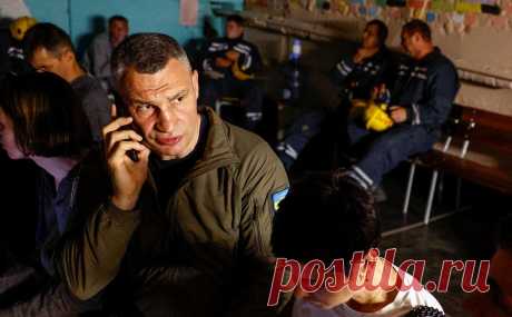 Кличко объявили выговор после проверки убежищ. Мэру Киева Кличко и главе военной администрации города Попко объявили выговоры в связи с ненадлежащим состоянием бомбоубежищ. Главу Деснянского района Киева, где люди в ночь на 1 июня не смогли попасть в укрытие и погибли, уволили