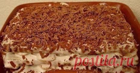 Торт из печенья с бананом на скорую руку Для хозяек которые ценят свое время! Ингредиенты: 2 пачки сахарного печенья (в России это скорее всего «Юбилейное», в Украине — желательно «Моя люба») 5-6 бананов пол-литра сметаны 1 стакан сахара 300 мл молока киви, клубника, апельсин — количество по желанию (для того, чтобы украсить тортик) шоколадка. Приготовление: Сметану взбиваем с сахаром, добавляем порезанные кружками бананы. Печенье вымачиваем предварительно в молоке (всего ...