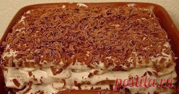 Торт из печенья с бананом на скорую руку Для хозяек которые ценят свое время! Ингредиенты: 2 пачки сахарного печенья (в России это скорее всего «Юбилейное», в Украине — желательно «Моя люба») 5-6 бананов пол-литра сметаны 1 стакан сахара 300 мл молока киви, клубника, апельсин — количество по желанию (для того, чтобы украсить тортик) шоколадка. Приготовление: Сметану взбиваем с сахаром, добавляем порезанные кружками бананы. Печенье вымачиваем предварительно в молоке (всего ...