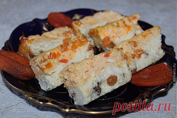 Творожно-морковная запеканка с манкой и сухофруктами.