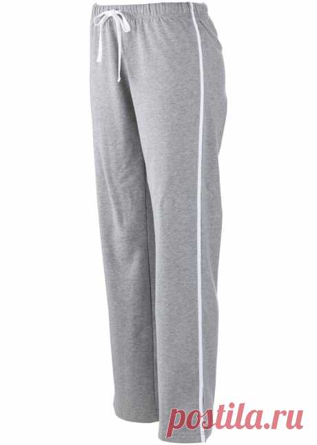 Трикотажные брюки Посмотретьпрямо сейчас: 
Вы не ошибетесь, если выберете для отдыха и занятий спортом эти брюки от bpc. Их отличает свободный крой с маленькими боковыми разрезами внизу брючин. Эластичный пояс создает необходимый комфорт, а шнур, продетый в кулиску, позволяет регулировать ширину брюк в талии по вашему желанию. Кроме того, шнур и лампасы контрастного цвета играют роль декоративных элементов.