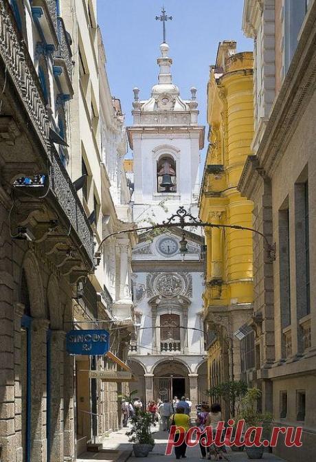 Street scene in the historic district of Rio de Janeiro, Brazil esqueci o nome dessa igreja no centro do Rio.  flickr от Quasebart  |  Pinterest: инструмент для поиска и хранения интересных идей