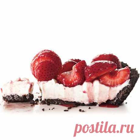 Клубничный пирог без запекания

Начался сезон клубники. Это вкусная, ароматная ягода -  замечательный ингредиент для самых разнообразных десертов. Вот очень простой рецепт клубничного пирога, при этом духовка нам совсем не понадобится.