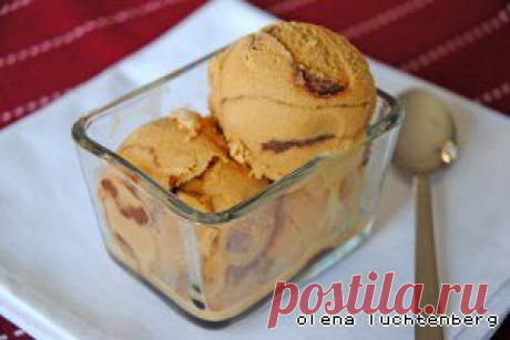 Карамельное мороженое с шоколадными прослойками - кулинарный рецепт