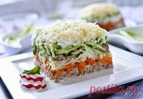 Мясные кексы с сырно-яичной начинкой.

Готовиться просто и быстро)

Ингредиенты на 7 шт:

фарш любой 350 г
лук 1 шт
соль, перец, тмин, молотый кориандр по вкусу
яйцо 1 шт
сметана 1 ст л
сыр твердый тертый на мелкой терке 3 ст л

Приготовление:

Лук порезать кубиком и слегка обжарить.
Фарш перемешать с луком, добавить соль и специи, перемешать и очень хорошо отбить об миску 20-30 раз.
Для начинки взбить вилкой яйцо, добавить сметану, сыр, посолить, поперчить.
В формочки для...
