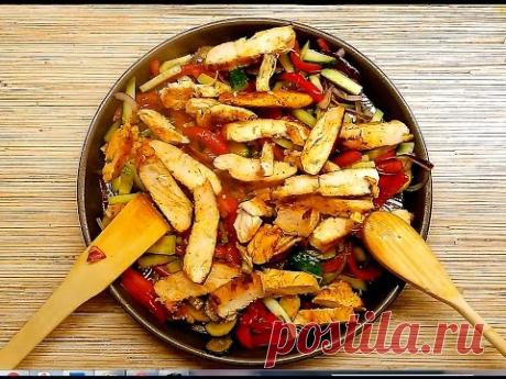 Салат с куриной грудкой и овощами в соевом соусе