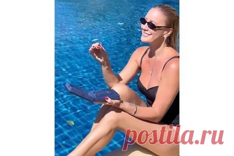 44-летняя Елена Летучая показала фигуру в купальнике с глубоким декольте. Известная российская ведущая Елена Летучая показала фигуру в откровенных нарядах в новом видео. На размещенных кадрах 44-летняя журналистка предстала в нескольких образах. Она примерила черный слитный купальник с глубоким декольте, а также белый костюм с коротким асимметричным топом.