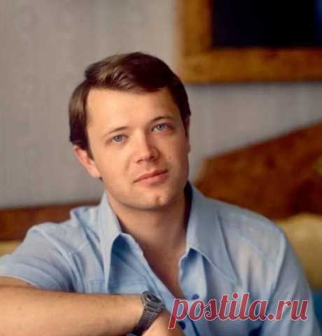 Каким он парнем был! Андрей Ростоцкий.
Герой сегодняшней рубрики Каким он парнем был, красавец Андрей Ростоцкий. Диапазон его творческой деятельности необъятен. Сын легендарного режиссера Станислава Ростоцкого и потрясающей актрисы Нины Меньшиковой, он, за свою короткую жизнь, успел реализоваться, и как большой актёр, и как талантливый режиссёр, и как каскадер и постановщик трюков и даже как...
Читай пост далее на сайте. Жми ⏫ссылку выше