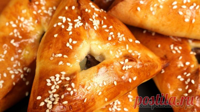 Вкуснейший эчпочмак Треугольный пирожок с мясом и картошкой.ТЕСТО:Мука - 1 кгСоль - 1 ч. лМолоко - 500 млСахар - 50 гМасло сливочное - 100 гДрожжи сухие - 14 гЯйцо куриное - 2 шт.НАЧИНКА:Свинина - 500 гКартофель - 500 гЛ...