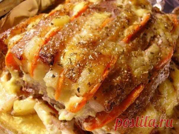 Свинина - книжка с ананасом и морковкой!
Сказочно вкусно!
Ингредиенты: 
- свиная грудинка 
- ананас (консервированный) 
- морковь 
- майонез 
- горчица 
- базилик (сухой) 
- орегано (сухое) 
- соль 
- перец 
....http://www.liveinternet.ru/users/altinira/post316423708/