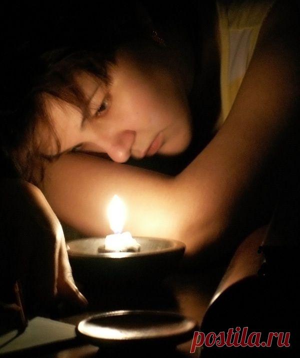 Как заполнить пустоту в душе: простые советы / В современном мире нас часто мучает этот вопрос. По сути, пустота в душе покрывает все позитивные эмоции темными красками, вы теряете интерес к жизни, становитесь пассивным, утомлённым. Пустота сопровождается апатией, грустью, депрессивной подавленностью. Причины появления таких симптомов абсолютно различны, но устранить пустоту просто необходимо как можно скорее. В противном случае она может затянуться и превратиться в глубокую депрессию.