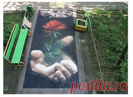 Парень поздравил девушку с ДНЕМ РОЖДЕНИЯ и нарисовал на асфальте розу и написал :-&quot;С ДНЕМ РОЖДЕНИЯ,ЛЮБИМАЯ&quot;это заслуживает класса не правда ли???