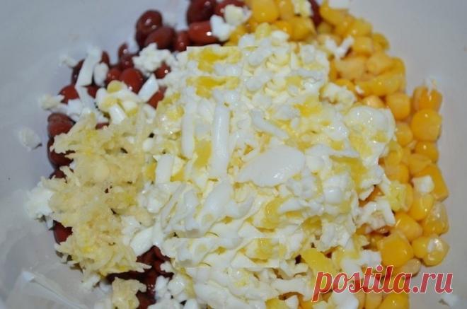 Салат с фасолью, сыром и сухариками

Салат с фасолью, сыром и сухариками - вкусный и сытный салат. Замечательно подойдет как на праздник, так и на семейный обед. Если вы добавите немного чесночка, то это придаст пикантности салату.

Для приготовления салата вам потребуется:
-фасоль красная в собственном соку - 1 банка;
-кукуруза консервированная - 1 банка;
-сыр твердый - 150 г;
-яйца вареные - 3 шт;
-чеснок - по вкусу;
-майонез - по вкусу;
-соль и перец - по вкусу;
-сухари...