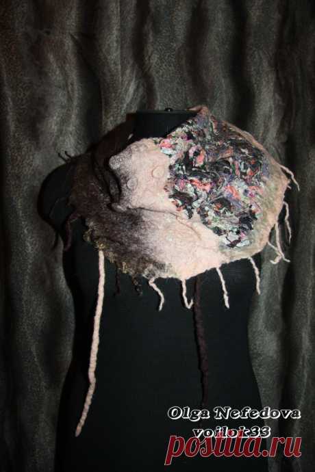 Авторский валяный бактус &quot;Огни города&quot; (Войлок от Ольги Нефедовой)
Бактус декорирован различными волокнами. Шарфик очень теплый и уютный. Стильный аксессуар для зимних морозов. 
Проект называется &quot;Огни города&quot;, т.к. на самом деле напоминает утреннее зарево, вечерние фонари, силуэты домов, таинственные туманные улочки ... в этой работе можно увидеть все, нужно только немного фантазии и воображения. 
Работа выполнена из натуральных теплых материалов.