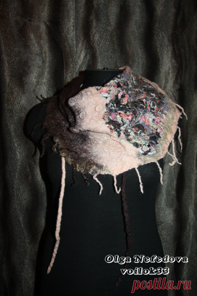 Авторский валяный бактус "Огни города" (Войлок от Ольги Нефедовой)
Бактус декорирован различными волокнами. Шарфик очень теплый и уютный. Стильный аксессуар для зимних морозов. 
Проект называется "Огни города", т.к. на самом деле напоминает утреннее зарево, вечерние фонари, силуэты домов, таинственные туманные улочки ... в этой работе можно увидеть все, нужно только немного фантазии и воображения. 
Работа выполнена из натуральных теплых материалов.