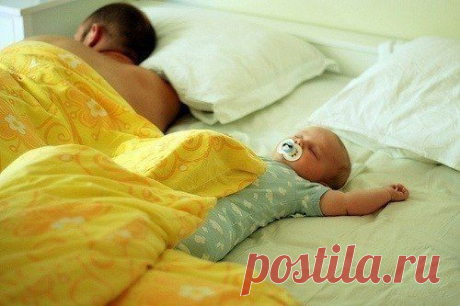 Маленький мальчик спрашивает у мамы:
- Мам! А что делает аист после того как принесет ребенка?
- Поворачивается на бок и спит!