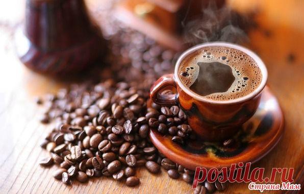 На 4 порции
Ингредиенты:
4 чайные ложки молотого кофе,
3 чайные ложки какао-порошка,
сахар по желанию,
ядра миндаля,
400 мл кипятка.
Из половины указанного в рецепте количества воды и всего количества кофе сварить крепкий кофе по-турецки. Из оставшейся воды и какао приготовить какао. Оба напитка смешать, поставить на огонь и довести до кипения. Готовый кофе разлить в чашки, положить по вкусу сахар и посыпать тертым жареным или сырым миндалем.