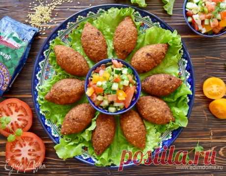 Ливанские фаршированные котлеты куббе. Ингредиенты: булгур, мясной фарш, лук репчатый