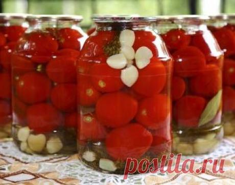ПОМИДОРЫ В ЗАГАДОЧНОМ МАРИНАДЕ
Обязательно сохраните к себе на стену, чтобы не потерять!

Этот рецепт - очень популярен. 
Отбираем помидоры одного размера, любого, как Вы любите. Моем, укладываем в простерилизованные банки. Обычно маринуют в одно- или полуторалитровых, но это по другим рецептам. По этому рецепту используют только трехлитровые банки (когда попробуете, поймете почему).

Далее. Заливают кипятком, выдерживают 5 -7 минут, сливают в кастрюлю, добавляют на порцию...