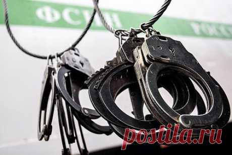 Педофила осудили на 17 лет за развращение девяти российских школьниц. В Республике Коми 25-летнего жителя Ухты осудили на 17 лет за сексуальные преступления в отношении девяти девочек-подростков. Его признали виновным в изнасиловании, незаконном обороте порнографических материалов, развратные действия в отношении детей и половое сношение с несовершеннолетними.