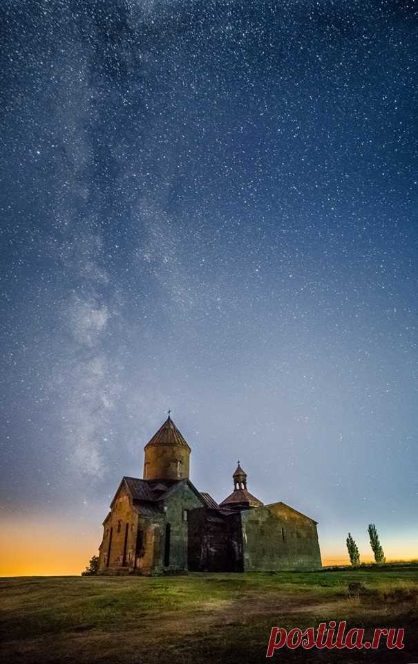 Սաղմոսավանք (սաղմոս`հոգևոր երգ),վանական համալիր Հայաստանի Արագածոտնի Սաղմոսավան գյուղում:Սաղմոսավանքը միջնադարյան Հայաստանի նշանավոր մշակութային ու հոգևոր կենտրոններից է։Նրա գեղակերտ ու երկնասլաց վանական համալիրը Քասախ գետի կիրճի աջ եզրին,1620 մ բարձրության սարավույթ տեղանքում։Քասախի կիրճը այստեղ ունի ամենամեծ խորությունը՝180 մ։Կառուցվել է 13-րդ դարում Այրարատյան կողմնակալության կողմնակալ Վաչե Վաչուտյանի և իր իշխանական ընտանիքի կողմից։
1215 թ. Վաչե Վաչուտյանի հրամանով կառուցվեց Սբ Սիոն եկեղեցին