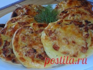 КАРТОФЕЛЬНЫЕ ВАТРУШКИ С КУРИЦЕЙ 
Ингредиенты:
Для картофельных ватрушек:
● пол кило картошки
● 1 яйцо
● 0.5 чайной ложки соли
● 2 столовых ложки муки
● зелень
● сыр
Для начинки:
● 250 грамм куриного фарша
● 2 луковицы
● специи
● 1 столовая ложка майонеза
● немного чеснока
Приготовление:
Фарш обжарить с луком и специями с добавлением чеснока и майонеза.Картофель сварить в подсоленной воде, воду слить, картофель размять, добавить яйцо, муку, зелень. Тесто остудить, разделить на кусочки. Из ка