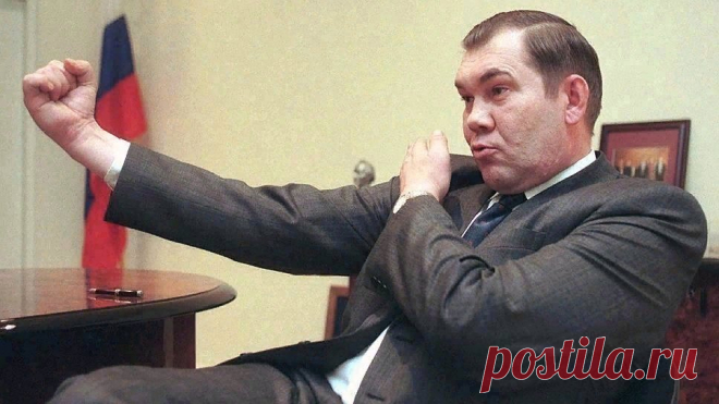 Почти Высоцкий:

Я не люблю холодного цинизма,
В восторженность не верю, и еще -
люблю горячий, чтоб моя харизма,
была по кисть, по локоть, по плечо!