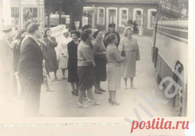 Алик Якушенков - Автостанция? Подпись на обороте - Алупка, 1956.