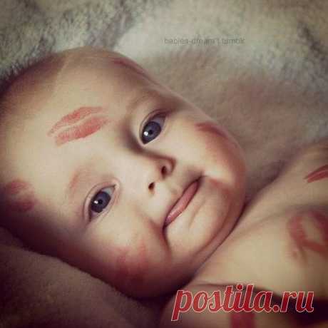 Мамочка,смотри как я умею…ручки отпускаю и стою. Думаешь тебя я не жалею? Что ты, больше всех тебя люблю!Да, вот эта клевая машинка, где такую прелесть ты нашла? Видишь, я твой маленький мужчинка, ты меня недавно родила… Помнишь мама, прошлою весною, я в твоем животике сидел, гладила меня своей рукою, затихал я сразу и балдел… Сердишься,что я не сплю ночами? Мама я привык с тобой не спать, просто связь такая между нами, не неси меня в мою кровать… на коленках у тебя не скучно, можно мне…