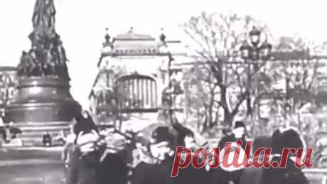 ПОТРЯСАЮЩИЙ И ЛУЧШИЙ НА МОЙ ВЗГЛЯД ДОК. ФИЛЬМ О ВТОРОЙ МИРОВОЙ ВОЙНЕ, номинировавшийся на премию Оскар за лучший док. фильм в 1944 году.  "Битва за Россию" - пятый эпизод из 7-серийного документального фильма "Почему мы сражаемся" американского режиссёра Фрэнка Капры, самый длинный фильм из всего сериала. Снят им в сорежиссёрстве с Анатолем Литваком.  Первая часть фильма начинается с обзора предыдущих попыток захватить Россию: агрессии Тевтонского ордена в 1242 году (показ...