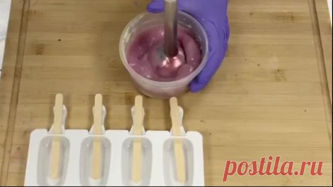 Муссовые Мороженки
⠀
Очень вкусные и освежающие!
⠀
Для мусса:
•30гр молока
•30гр пюре малины
•60 гр белого шоколада
•4 гр желатина
•100гр сливок для взбивания
⠀
Сливки взбить до состояния талого мороженного
Молоко довести до кипения, ввести замоченный желатин, перемешать до полного растворения
Вылить на шоколад, довести до однородности
Влить пюре малины комнатной температуры, пробить блендером
Обьединить со взбитыми сливками, при температуре шоколадной массы 30-32*
Разлить...