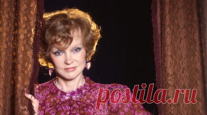 «Не плыть по течению, а самой создавать волну»: секреты успеха и личной жизни Людмилы Гурченко. 12 ноября 1935 года родилась советская и российская актриса, народная артистка СССР Людмила Гурченко. Она прославилась ещё студенткой, снявшись в картине «Карнавальная ночь». Позже её фильмографию пополнили ленты «Любовь и голуби», «Пять вечеров», «Вокзал для двоих» и многие другие хиты кинематографа. Гурченко проявила себя и как композитор, режиссёр и автор книг. Внимание публики также привлекала…