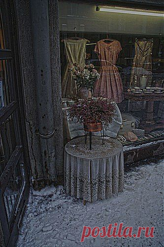 пером и кистью...
Застигла, как всегда нежданно
зима в холодные объятья,
добавив белый аккуратно
к не по сезону ярким платьям