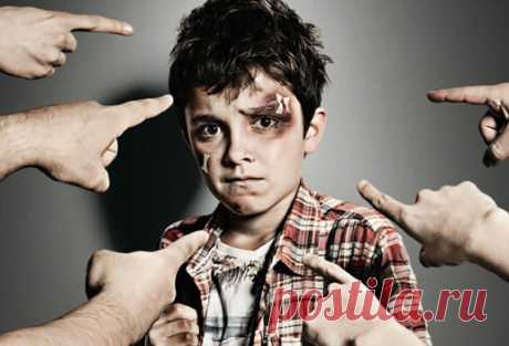 Издевательства над ребенком в школе 
Школьные издевательства могут проявляться различным образом. Это может быть физическое насилие, например, толчки, удары или таскание за волосы. Это может быть также обзывание, изолирование из круга т…