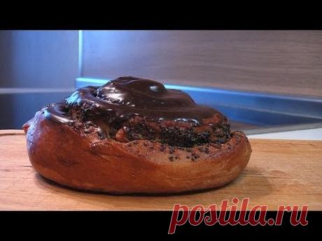 Булочки с маком и орехами в шоколадной глазури . Очень вкусно!