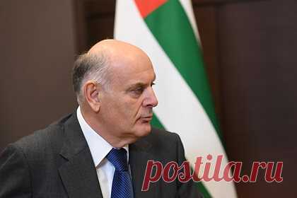 Абхазия изменит свои законы ради России. Власти Абхазии внесут поправки в законодательство, чтобы отменить «ненужное» администрирование и дать преференции российским инвесторам. Об этом заявил президент республики Аслан Бжания. Также власти Абхазии выразили надежду на то, что в ближайшие несколько лет удастся решить проблему очередей на границе.