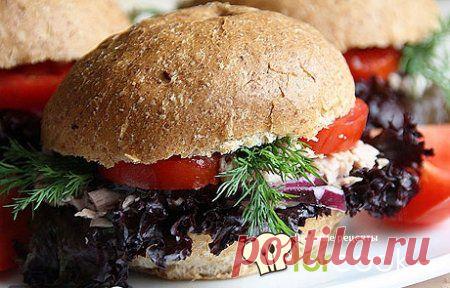 Бутерброд с тунцом и помидором