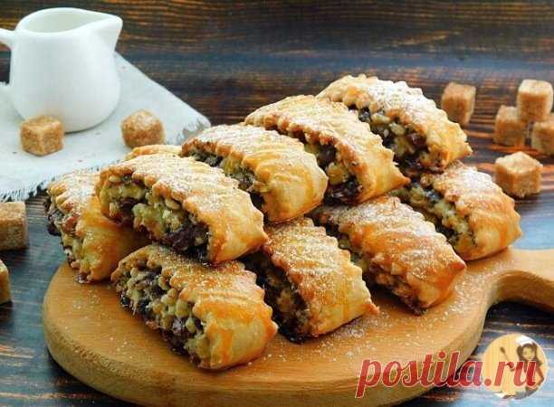Сегодня готовим вкусное и красивое печенье Каприз. Тесто мягкое, начинка разнообразная, в целом получается весьма необычно, так как здесь арахис, мак, шоколад и изюм. Очень достойное печенье, а готовится проще простого, получается сразу много. 
 
Ингредиенты: 
 
масло сливочное 80 г. 
яйцо 2 шт. 
сметана 3 ст.л. 
сахар 50 г. 
мука 220 г. 
разрыхлитель теста 1 ч.л. 
соль щепотка 
мак 20 г. 
арахис 40 г. 
изюм 40 г. 
шоколад 40 г. 
Порядок приготовления: 
Подготовить все нео...