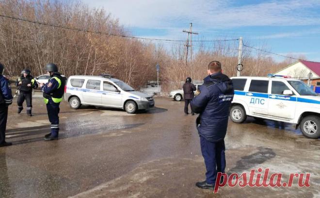 Мужчина в Кировской области открыл стрельбу из окна своей квартиры. В городе Вятские Поляны в Кировской области мужчина открыл стрельбу из окна своей квартиры, пострадавших нет, сообщил губернатор региона Александр Соколов в своем телеграм-канале.