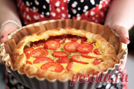 Слоёный торт с молодым сыром и помидорами