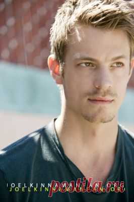 Joel Kinnaman
2011