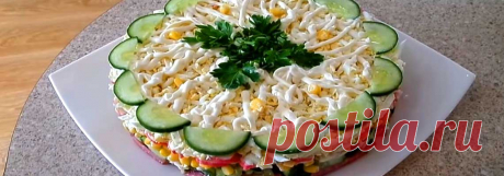 Приготовьте на праздник вкусный слоеный салат Новинка с вареной колбасой и крабовыми палочками. А так же консервированной кукурузой, свежим огурцом, яйцом и зеленым луком, заправленный майонезом. Такой домашний салат, уложенный слоями, готовится по рецепту просто и быстро.