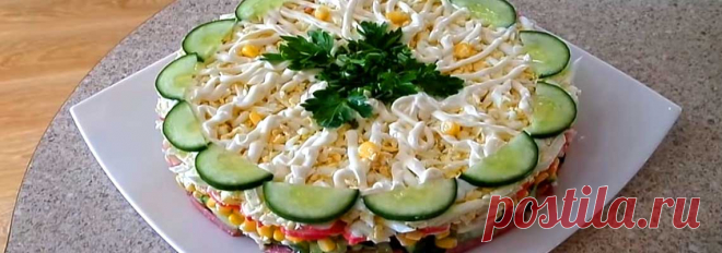 Приготовьте на праздник вкусный слоеный салат Новинка с вареной колбасой и крабовыми палочками. А так же консервированной кукурузой, свежим огурцом, яйцом и зеленым луком, заправленный майонезом. Такой домашний салат, уложенный слоями, готовится по рецепту просто и быстро.