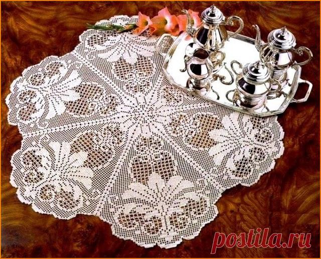 Вязаная скатерть «Королевская лилия» - Эфария Эта великолепная скатерть выполнена в технике филейного вязания. Максимальный размер приблизительно 135 см при использовании крючка №2. источник