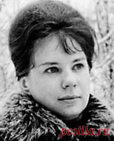 Замыкается жизнь. Что жалеть, чем гордиться,
что себе засчитать в искупленье вины?
Для родных мы — чужбина, почти заграница,
а чужим — до последней кровинки видны.