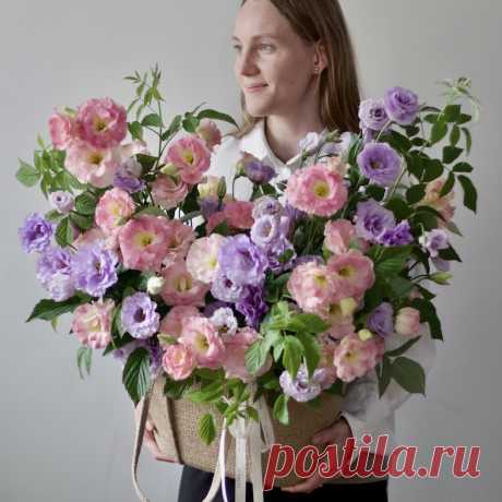 Корзина из лизиантуса "Монпансье" №13 Лукошко с сезонным краснодарским лизиантусом и садовыми ветками малины. Цвет лизиантуса можно выбрать другой: розовый, белый, лавандовый, кремовый.