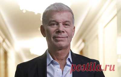 "России нужны песни, отражающие события в стране". Олег Газманов — об искусстве и СВО. Народный артист РФ, исполнитель песен "Мои ясные дни", "Офицеры", "Морячка" и многих других Олег Газманов отмечает в субботу, 22 июля, 72-летие. В преддверии дня рождения музыкант рассказал ТАСС, как недавно отметил фарфоровую свадьбу, а также поделился своими взглядами на современную музыку и правилами жизни