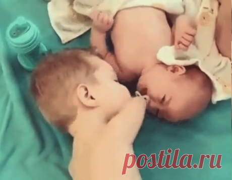 Как трогательно! Старший братик помогает младшему ❤
